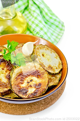 Image of Zucchini fried in a ceramic bowl with a napkin