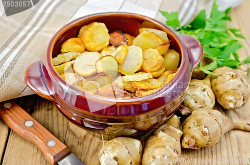 Image of Jerusalem artichokes fried with parsley in pottery
