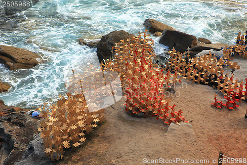 Image of Sculpture by the Sea exhibit at Bondi, Australia