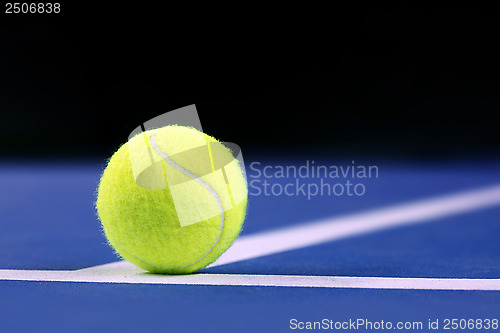 Image of 	tennis ball on a tennis court