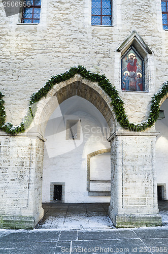Image of the facade of the town hall decorated for Christmas in Tallinn 