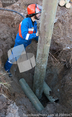 Image of Installing a power pole in the pit