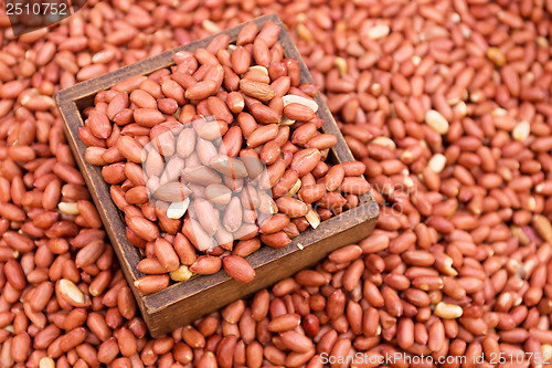 Image of Peanut kernels with wooden container