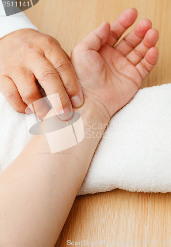Image of Diagnose pulse of patient