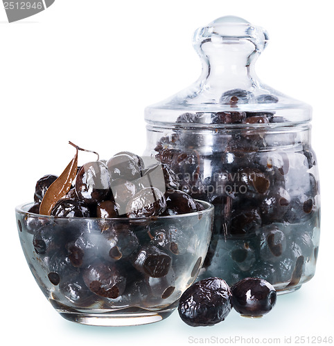 Image of Dried black olives in a glass