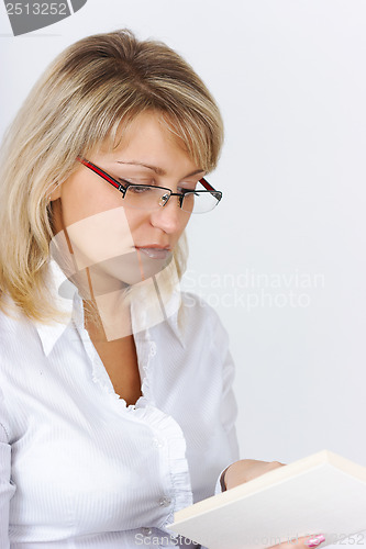 Image of Portrait blonde with a book