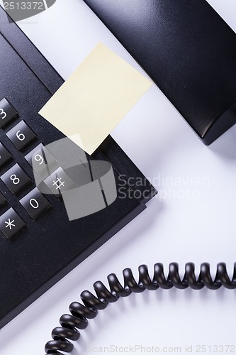 Image of memo post it message on telefone in office 