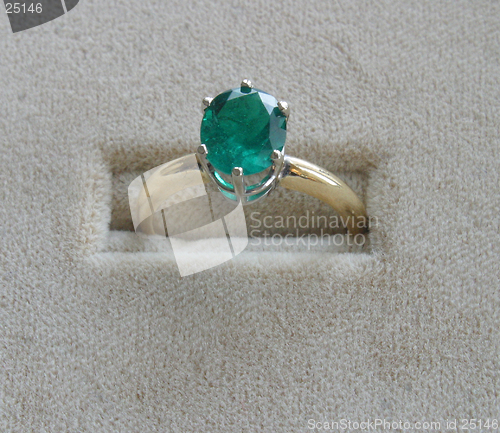 Image of green emerald ring