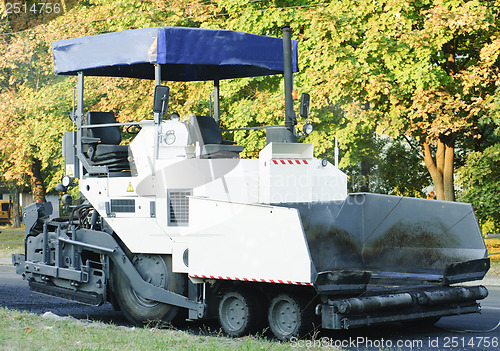 Image of asphalt spreading machine 