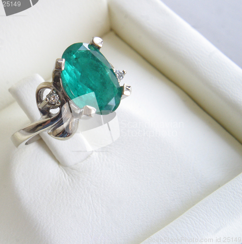 Image of green emerald ring