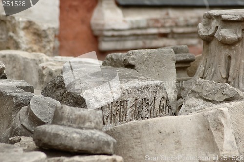 Image of broken tombstone