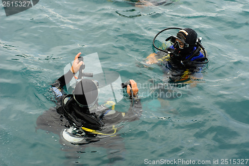 Image of scuba divers scuba dive in sea