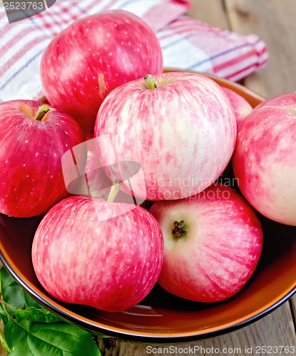 Image of Apples red in a bowl on the board