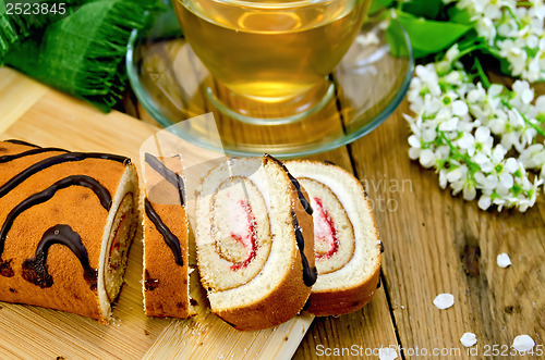 Image of Roulade with cream and jam on the board