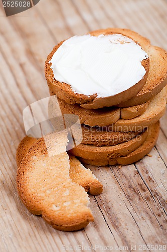 Image of snack crackers with cream cheese 