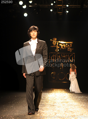 Image of Asian male model on the catwalk during a fashion show - EDITORIA