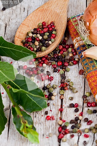 Image of peppercorns and bay leaves