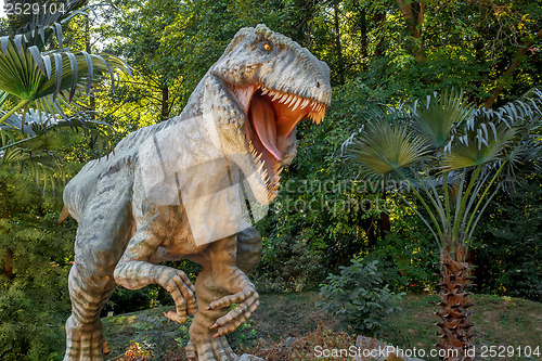 Image of model of big tyranosaurus rex jungle