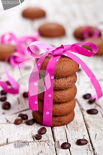 Image of chocolate cookies tied with pink ribbon and coffee beans 