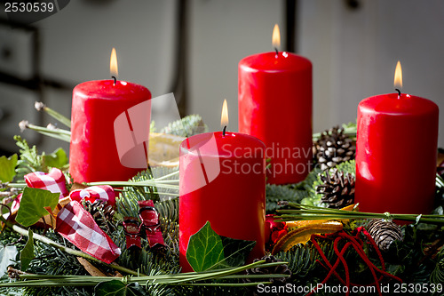 Image of Advent wreath with burning red candles