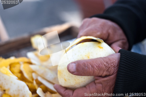 Image of hands cutting a citron