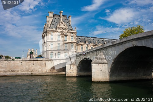 Image of Louvre museum