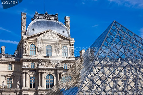 Image of Louvre museum