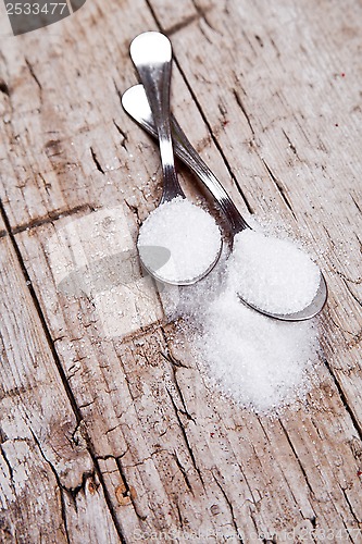 Image of sugar in two spoons