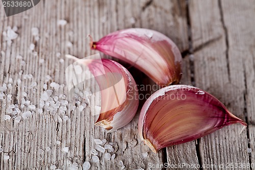 Image of fresh garlic slices and sea salt 