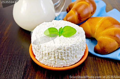 Image of Curd with basil and bagels on a board