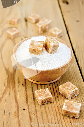 Image of Sugar brown and white in a wooden bowl on a board