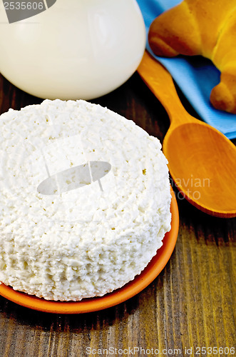 Image of Curd with milk and a bagel on a board