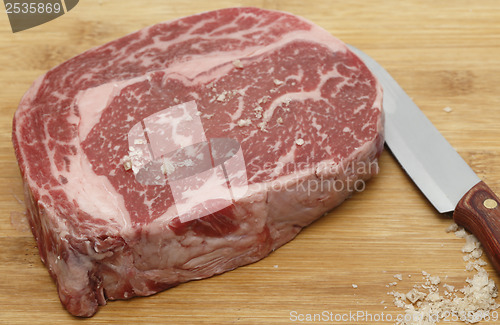 Image of Seasoning wagyu beef with salt