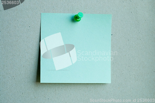 Image of color note paper with pin