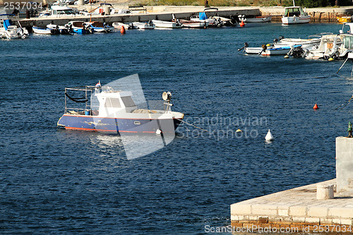 Image of Small motorboat 