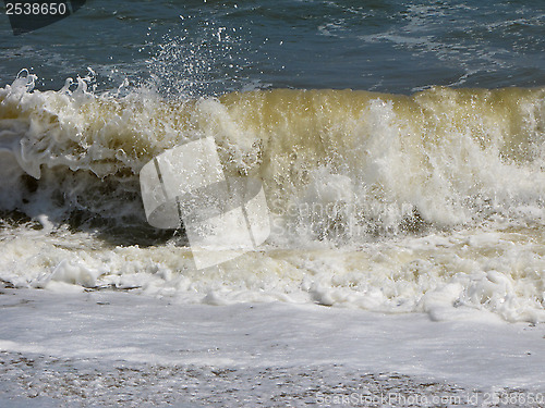 Image of Splashing waves on the beach