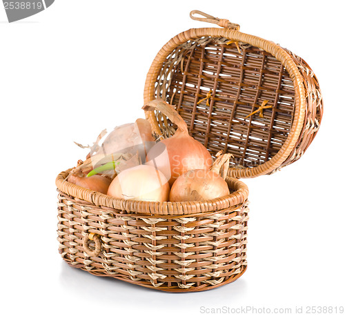 Image of Onion in a wooden basket