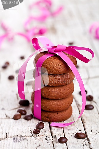 Image of stack of chocolate cookies tied with pink ribbon and coffee bean