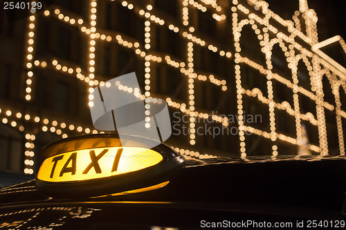 Image of Taxi in London in front of a shopping center