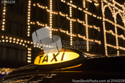 Image of Taxi in London in front of a shopping center
