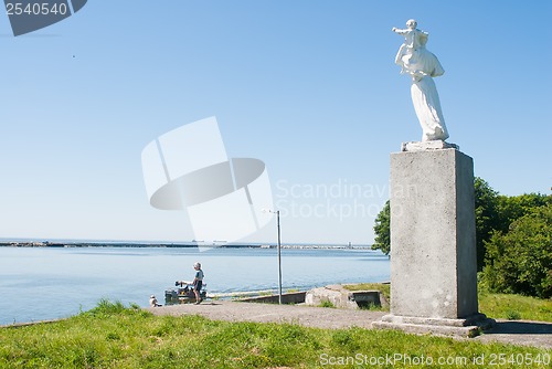 Image of sculpture of the woman with the child, Baltysk