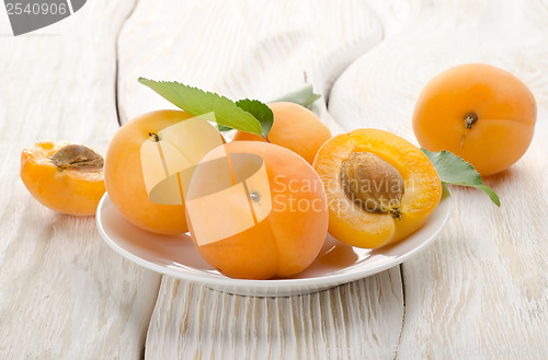 Image of Apricots in a white plate