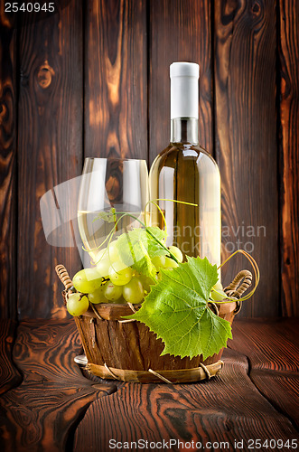 Image of White wine with grapes