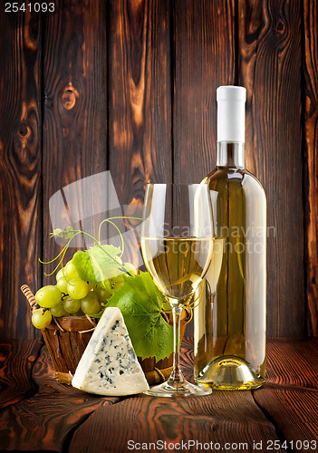 Image of White wine with grapes and blue cheese