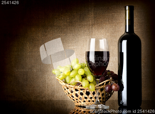 Image of Grapes and a bottle with wine