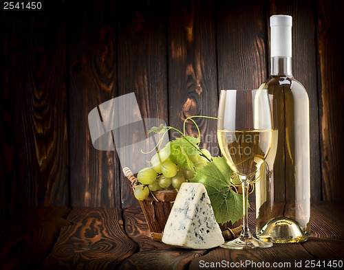Image of White wine and blue cheese