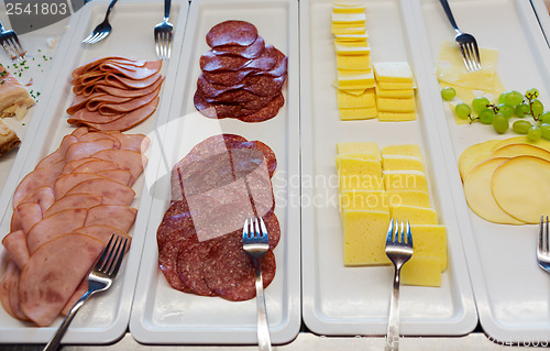 Image of sliced ??cheese and sausage 