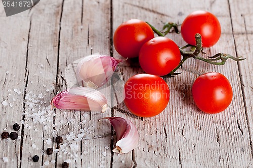Image of cherry tomatoes, garlic, peppercors and salt 