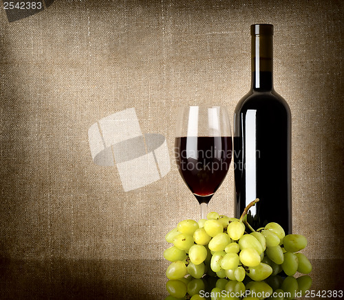 Image of Dry red wine and grapes 