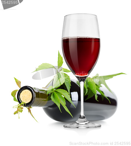 Image of Wineglass and wine bottle with vine